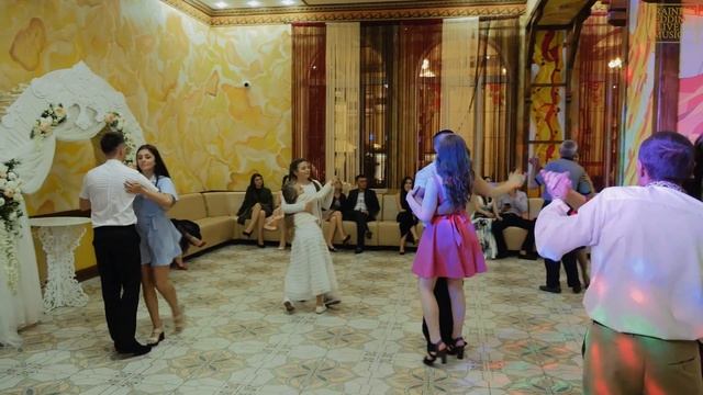 Файна Лаба - Зелене листя білі каштани смотреть онлайн