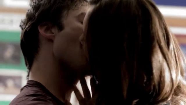 Damon and Elena - Love Me Like You Do смотреть онлайн