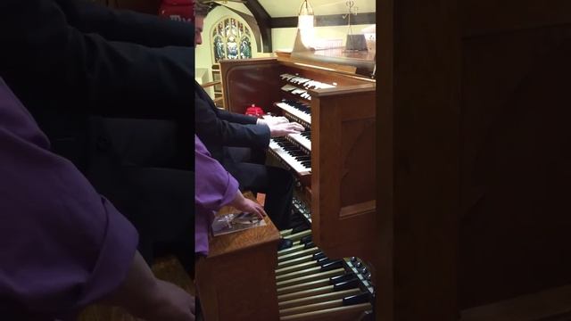 Organist Noah Carpenter improvising on Now Thank We All Our God. смотреть онлайн
