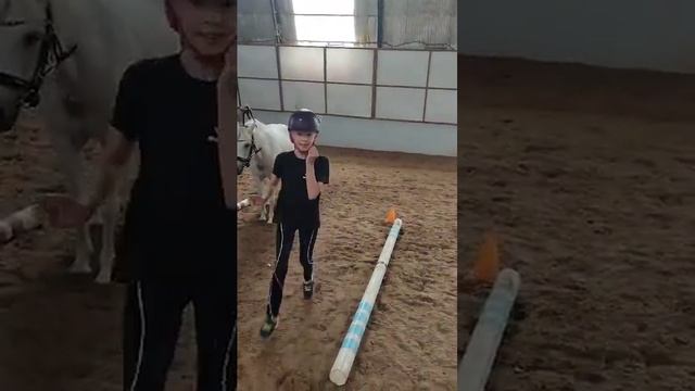 Аня @SistersAlwaysTogether проходит эстафету верхом на #пони Изюминке без седла 😎 смотреть онлайн