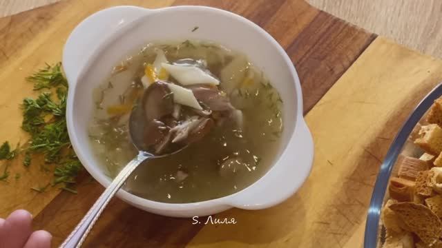 Куриный суп с грибами и домашней лапшой. Легкий бульон и яркий грибной аромат. смотреть онлайн