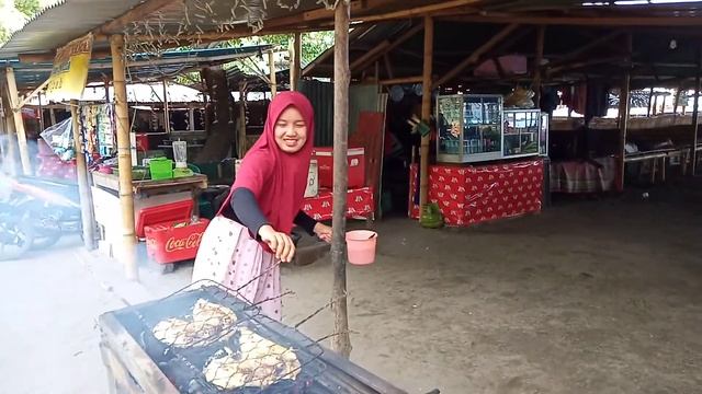 Dian, Gadis Pantai Nipah Yang Cekatan Menyajikan Ikan Bakar смотреть онлайн