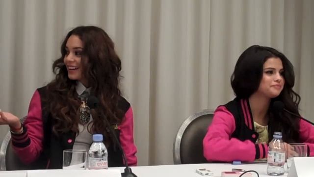 RACHEL KORINE, ASHLEY BENSON-VANESSA HUDGENS-SELENA GOMEZ ON KEEPING BUST BETWEEN SCENES смотреть онлайн