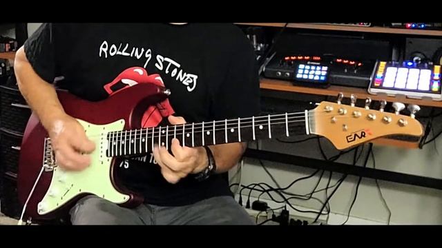 PLAYING SOME BLUES WITH MY EART SSS GUITAR BY JOE VIEIRA смотреть онлайн