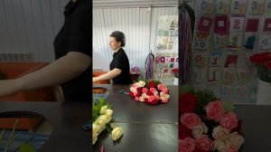 Как собрать и упаковать букет из 35 роз.