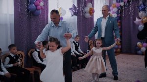 Танец мам и сыновей и отцов и дочерей в детском саду "АЮШКА" на выпускном