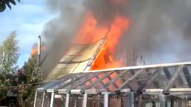 В саду под Екатеринбургом мужчина поджёг свой дом