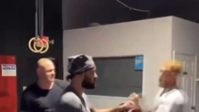 ЖАНЖАЛ! ПЕТР ЯН БИЛАН ЖАНГ ҚИЛМАСАНГ, КАМАРИНГНИ ОЛИБ ҚУЯМИЗ смотреть онлайн