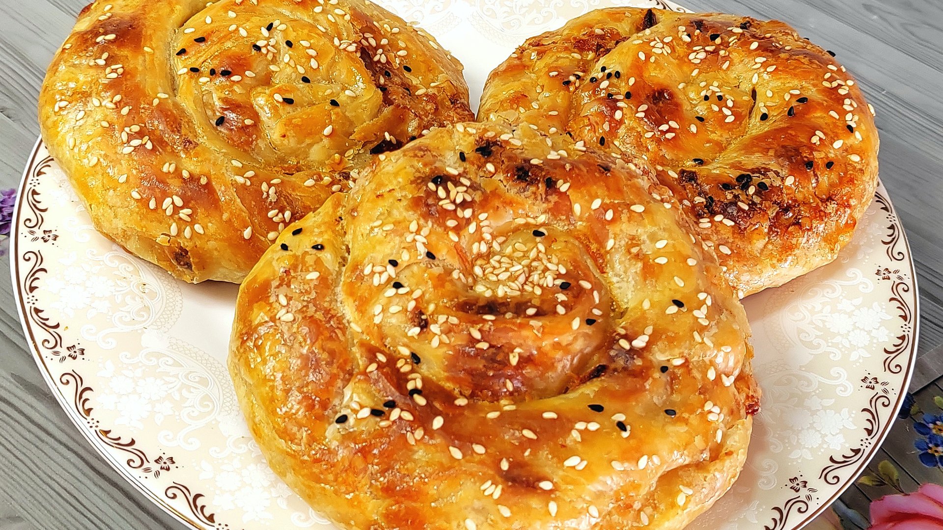 СЛОЕНЫЙ И ХРУСТЯЩИЙ ПИРОГ С КУРИЦЕЙ. смотреть онлайн