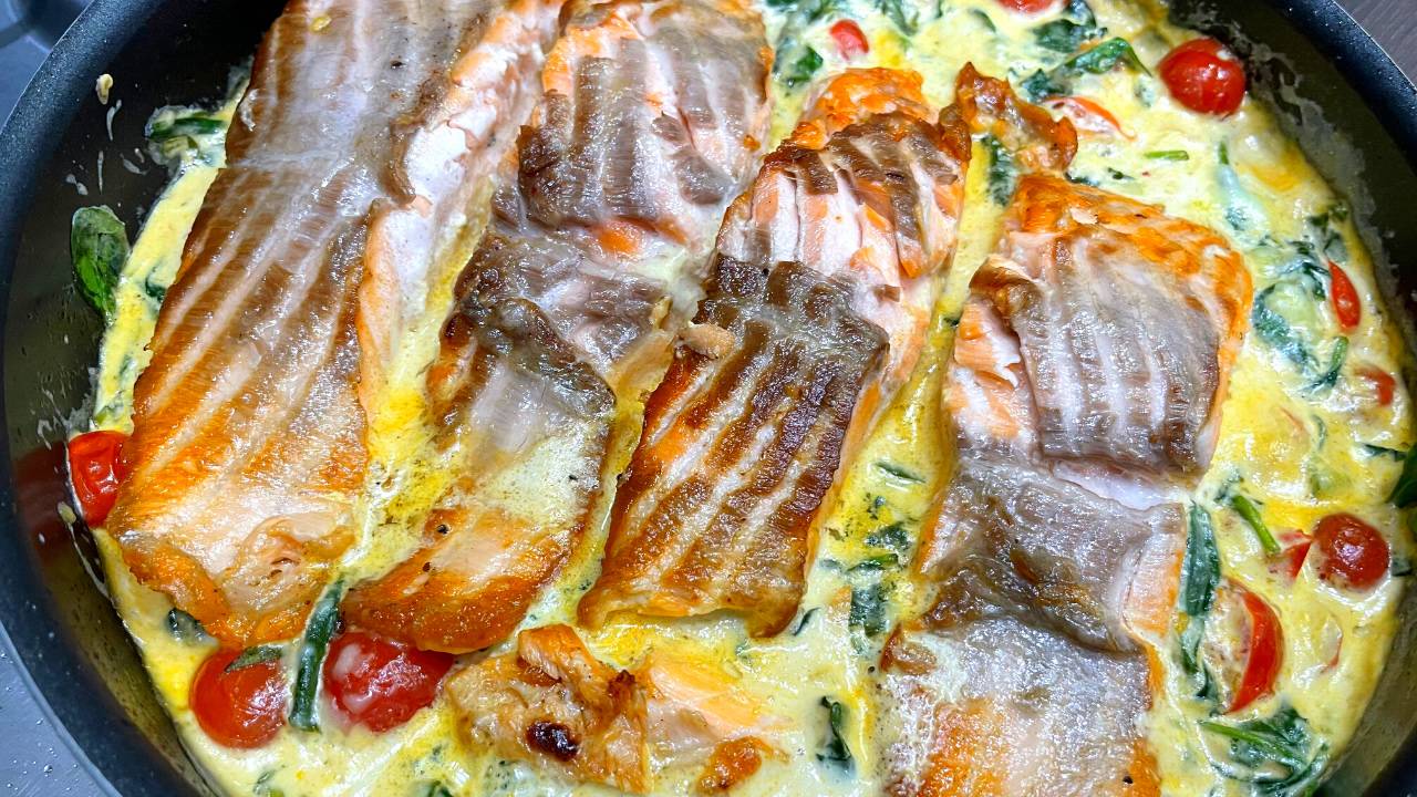 Филе лосося на сковороде в сливочном соусе . Быстро и вкусно смотреть онлайн