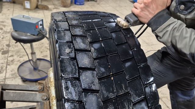 Заклиниди стеклоочистители,а ехать надо.