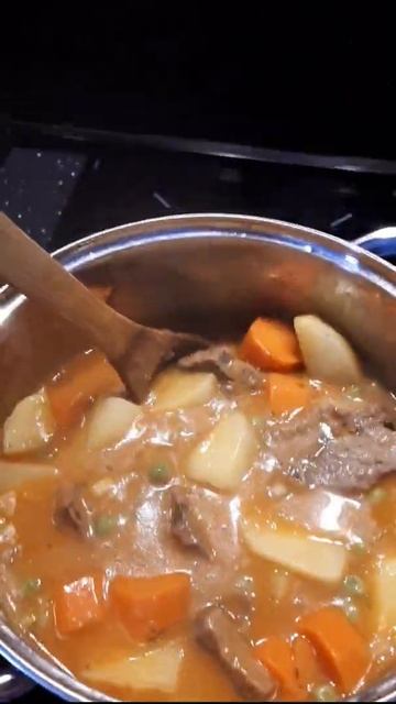 Телешко филе с грах, моркови и картофи