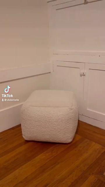 CB2 Boucle Ivory Pouf смотреть онлайн