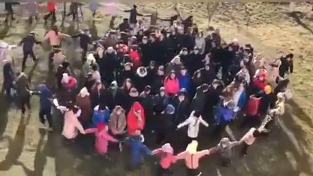 «Долоньку свою з твоєю з’єднаю, ланцюг єднання починаю…» смотреть онлайн