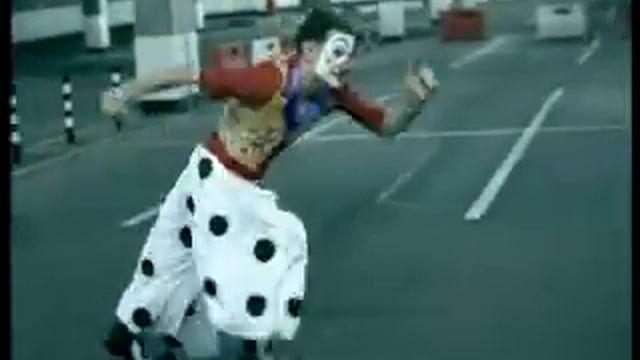 Twix Clowns.mpg смотреть онлайн