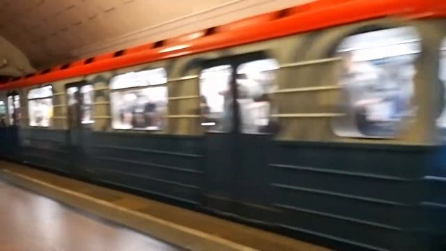 Московский метрополитен. Поезд 81-717.5М/714.5М "Номерной" отправляется со станции "Охотный ряд". смотреть онлайн