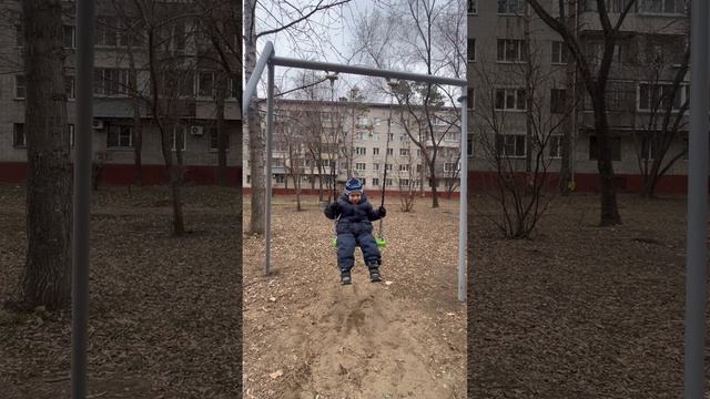 Володя качается на качеле и поет песню из мультфильма “Тачки»/«Cars». Володе 3,8 года смотреть онлайн