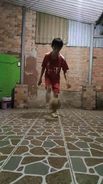 Juggling ball & Around with two foot #soccer #football #skills #bongda #futball #viralvideo смотреть онлайн