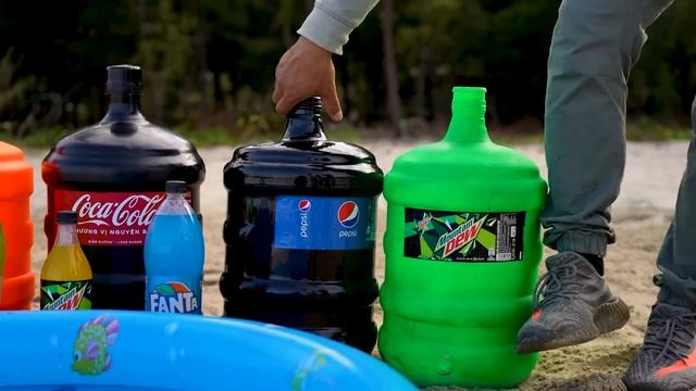 Rainbow Orbeez VS Giant Coca Cola, Pepsi, Chupa Chups, Fanta, 7up and Mentos in Pool Underground! смотреть онлайн