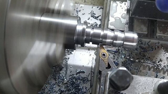 Токарная работа чистовым резцом. смотреть онлайн