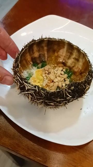 Мне принесли Морского Ежа. Ресторан морской кухни для местных в Нячанге. Вьетнам. смотреть онлайн