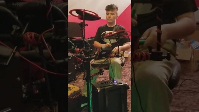 Beginner drummer plays Chop Suey смотреть онлайн