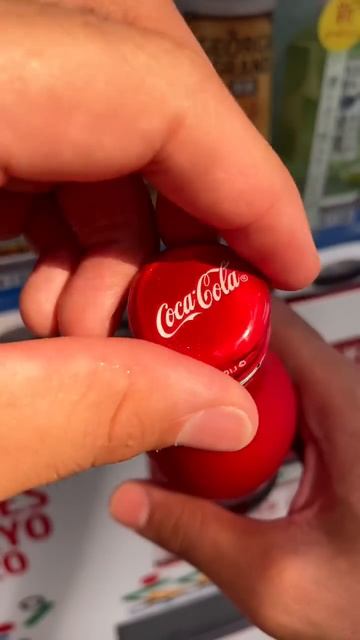 Coca-Cola Bottle With a Cool Design смотреть онлайн