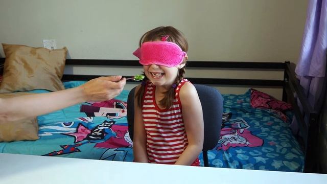 ЧЕЛЛЕНДЖ ЗАКРЫТЫМИ ГЛАЗАМИ Или ОТГАДАЙ ЕДУ на ВКУС Не ПОДГЛЯДЫВАЯ! by Crazy Unicorn Girls смотреть онлайн