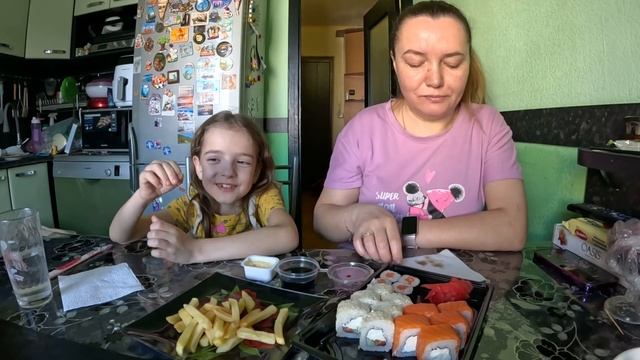 Роллы, картошка фри. Мукбанг с Лизой смотреть онлайн