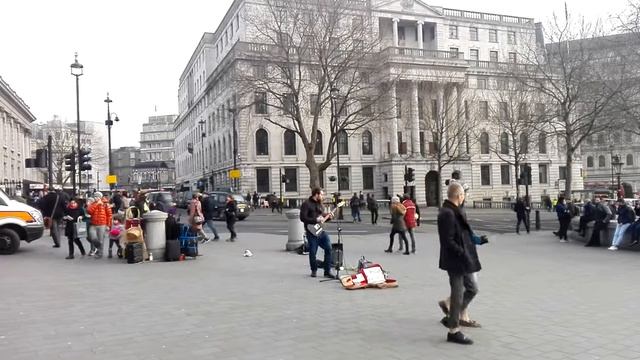 Singer at Trafalgar Square London, UK - Nice music смотреть онлайн