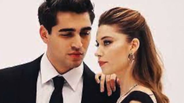 ¡Afra y Mert respondieron las preguntas mientras salían juntos del club nocturno! смотреть онлайн