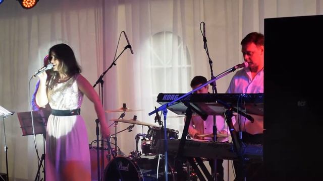 Kавер - группа DELUXE - Обними меня ( live) смотреть онлайн