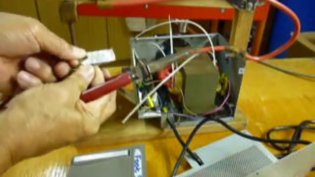 HOW TO MAKE A SPOT WELDER USING A MICRO WAVE OVEN TRANSFORMER смотреть онлайн