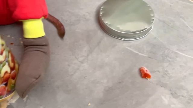 Monkey Puka's sneaky eating was discovered by Mom смотреть онлайн