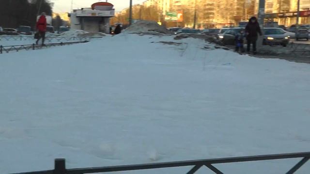 25.02.2015 Лужа на углу Зорге и Фучика. 02102 смотреть онлайн