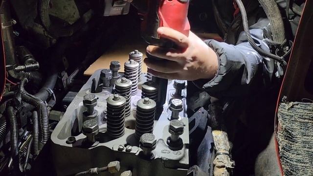 Cummins N14 Cylinder Head Replacement And Bolt Torque Down #Diesellife#Salvageyard#TowingSemiTrucks