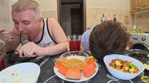 Мукбанг бьюсь в ИСТЕРИКЕ от хейтеров! Вован устроил мне ВЗБУЧКУ и взорвал МОЗГ! Семейный ужин Россия