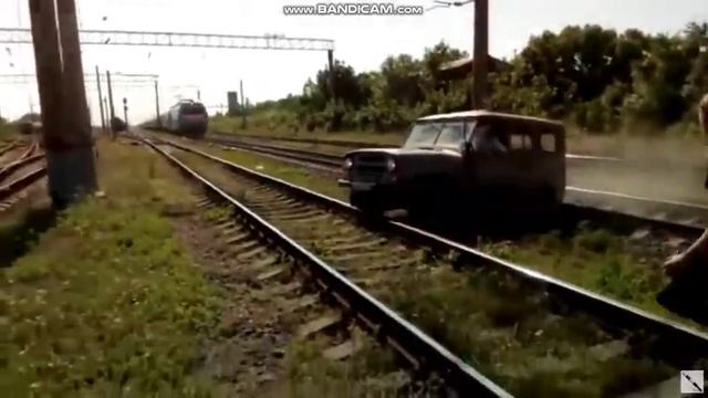 Эльдар вылазь! Поезд сбивает УАЗ смотреть онлайн
