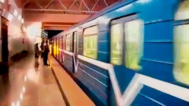 Вагоны Типа: 81-540/541.1 "Боинг" + 81-717/714 "Номерной" на Станции Метро "Парнас". 2 линия (МПЛ). смотреть онлайн