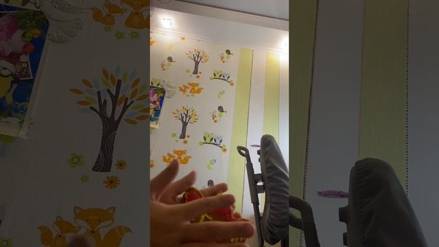 Барсик пробует пряник с надписью босяк