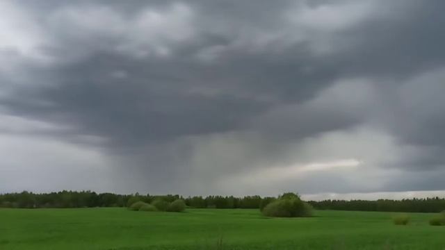 Огромная дождевая туча над полем 🌧️ смотреть онлайн