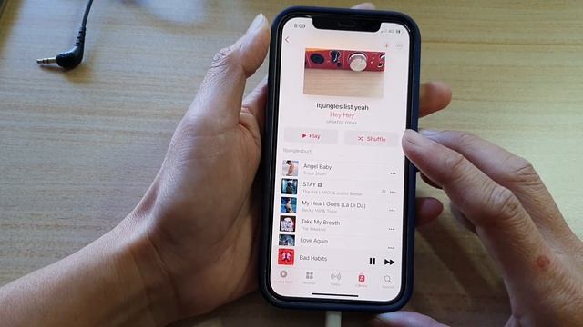 iPhone 12: How to Enable/Disable Music Shuffle смотреть онлайн