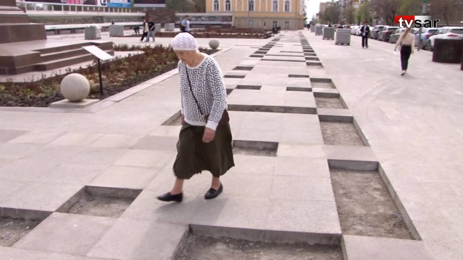 Куда пропали плиточники? Прогулки в центре Саратова превратились в опасный квест смотреть онлайн