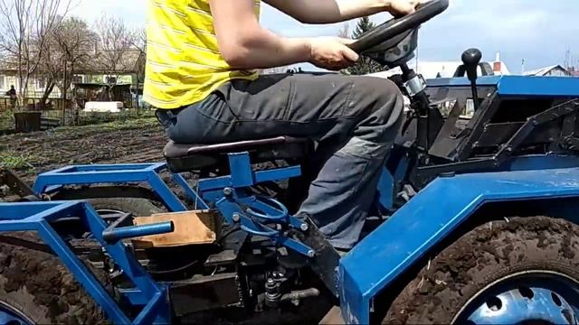 Самодельный минитрактор 4х4 вспашка двухкорпусным плугом