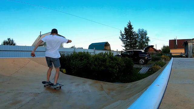 Дачная минирампа за 10 тысяч рублей / Backyard miniramp skateboarding смотреть онлайн