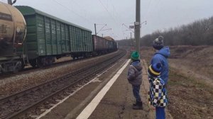 Железнодорожный переезд. Грузовой поезд.