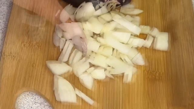 ПАСТА С КОЛБАСКАМИ И БРОККОЛИ, ТОМЛЕННАЯ В КРАСНОМ СОУСЕ