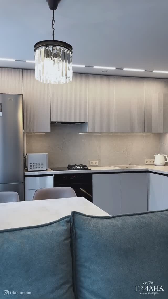 Кухня с рифленными фасадами из пленки и фурнитурой Hettich!