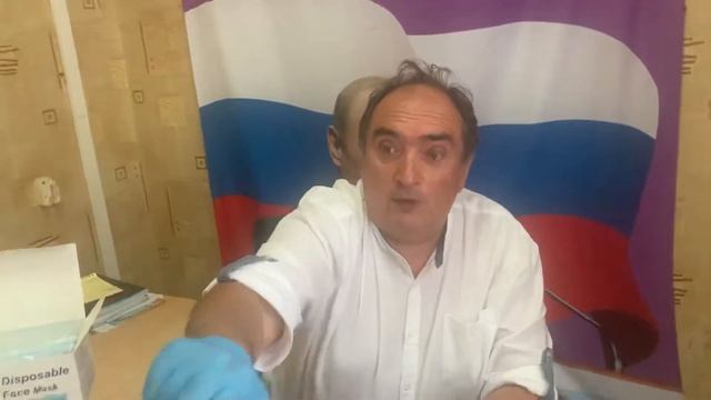 Неужели в Москве так ходят? Особенно в перчатках?