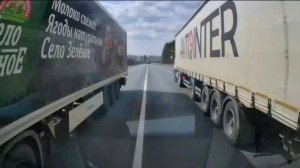 Водитель грузовика чуть не устроил лобовое ДТП со скорой. Шлагбаум